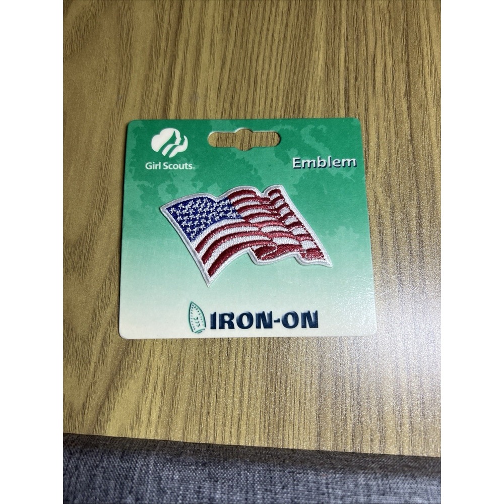 GIRL SCOUTS‎ OF AMERICA Waving PATRIOTIC US FLAG PATCH, Iron-on